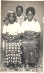 hmmmm 197SUMTIN..KAI.DATS MA ELDER SIS AND MA MUM IN AFRO....