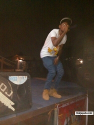 Nathan performing I dey reason ur matter on stage 