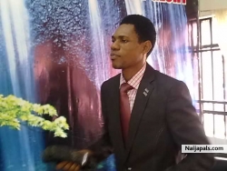 Pastor demostrating