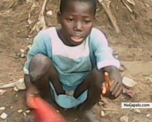 See How a single parent allowed her kid  play so dirty,that means she will want to go nude when she comes of age.