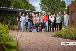 Groep foto toestemming. Mw Ebhabha