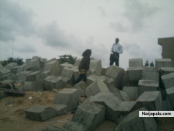 waitng for lola onamade at the bar beach lag