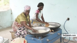 the women helping me fry garri!