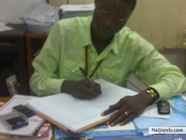OMOALHAJA IN THE OFFICE - click for next photo
