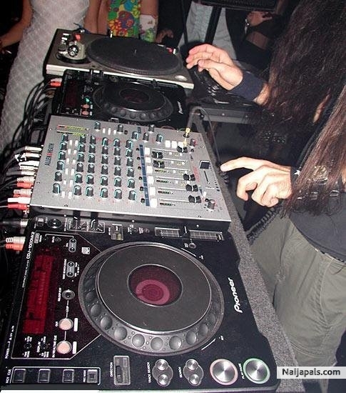 dj aash on de spin at lagos - click for next photo