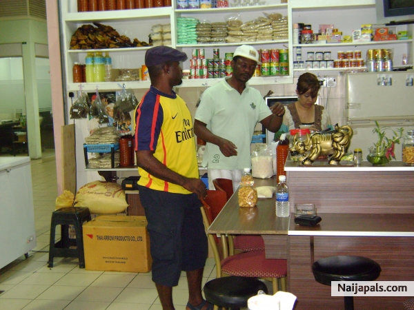 shoping for xmas in african store - click for next photo