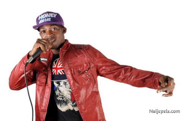 shobod on d mic - click for next photo