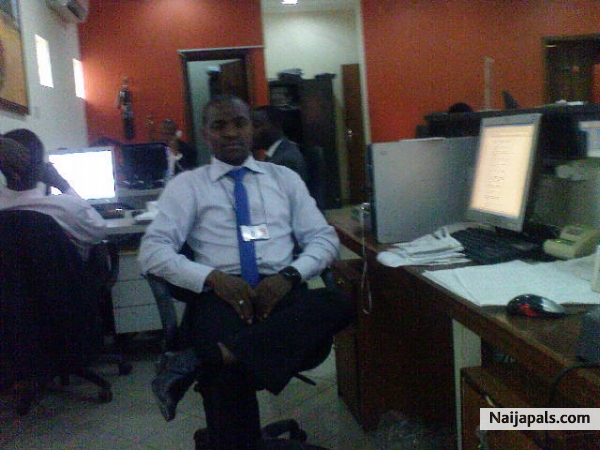 aremu in the office after ramin labor - click for next photo