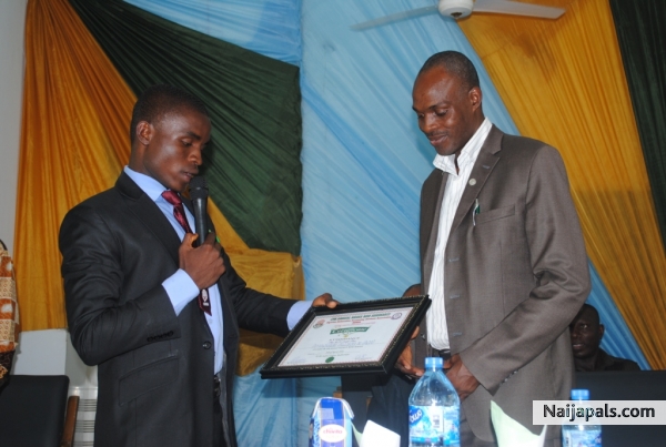 AWARDING A CERTIFICATE TO ICAN REP. AT THE ACCOUNTING STUDENTS SEMINAR LED BY ME - click for next photo