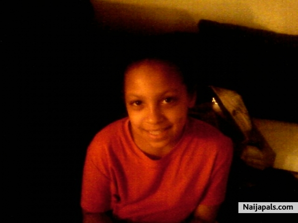 TAVIA CELESTE BUSH - click for next photo