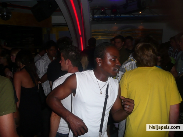 clubbing at rimini - click for next photo