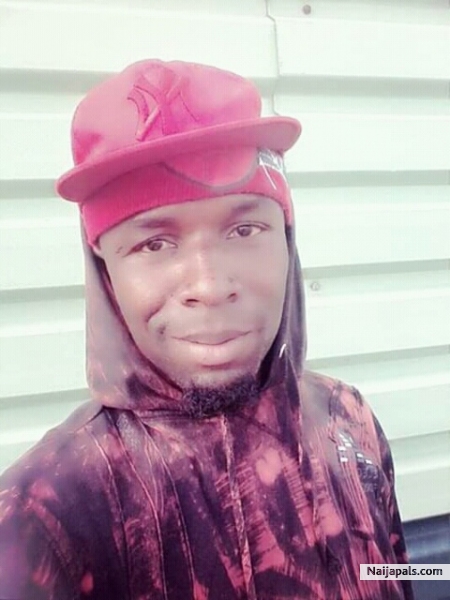 Fans, please tell others about flogzybaba and let them have me songs too - click for next photo