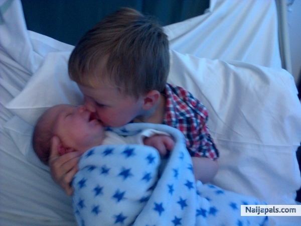 houston meetin his wee brother for the first time - click for next photo