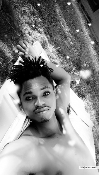 Snap on snowing black and white selfie - click for next photo