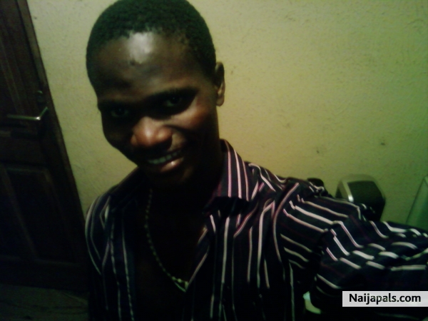 AM A HAPPY YOUNG LOOKING GUY!!! - click for next photo