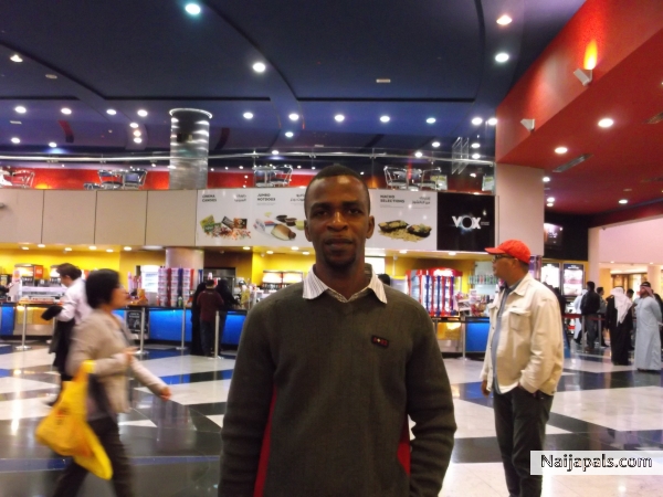Me at Dubai Mall - click for next photo