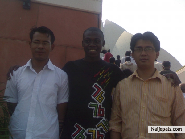 posing with some chu palies - click for next photo