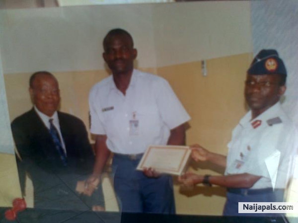 PRESENTATION OF CERTIFICATE OF PARTICIPATION (ICT WORKSHOP FOR NIGERIAN AIR FORCE) - click for next photo
