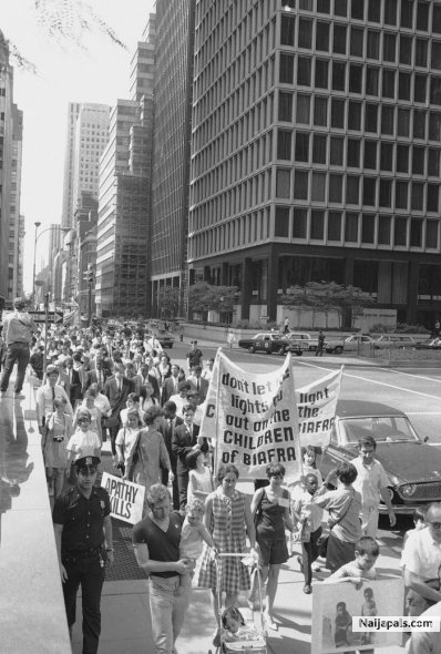 1000_demonstrators_protest at 48th Street and Park Avenue in New York, Aug. 18, 1968. The marchers came from an interfaith service at St. Thomas Episcopal Church at 53rd St. and F street - click for next photo