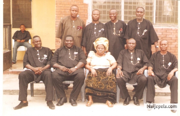 Executive Members of Kengema Ikia Ogbo of Abonnema (2006-2008 ) with our Matron - click for next photo