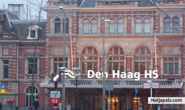 signature signed all can see very clearly expecially Gouda visitors. - click for next photo