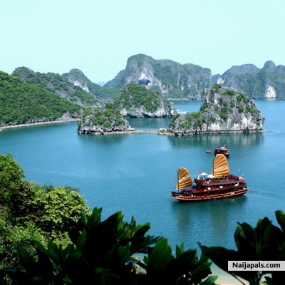Halong bay cruise Halongbay-Cruise.Com - click for next photo