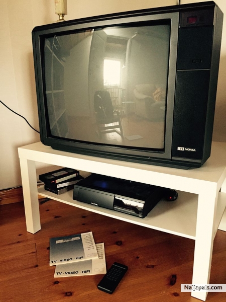 instead of watching the film watch the screen! Dis something!! - click for next photo