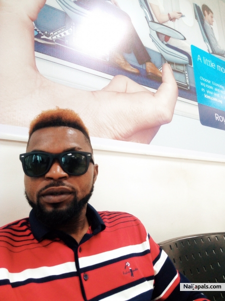 Chilling in France ticket office to book my F to dubia in VI - click for next photo