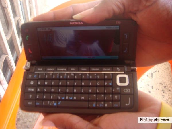 kiss me thru my nokia E90 - click for next photo