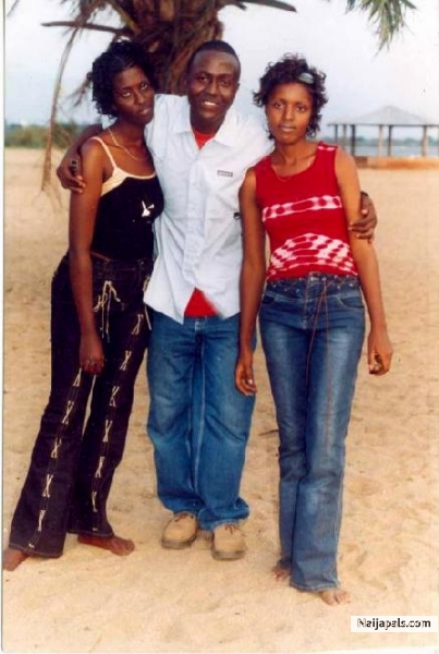 me in betwen two angel at Saga-Plage - click for next photo