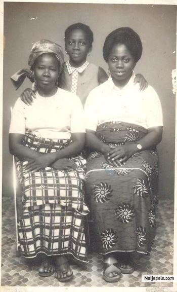 hmmmm 197SUMTIN..KAI.DATS MA ELDER SIS AND MA MUM IN AFRO.... - click for next photo