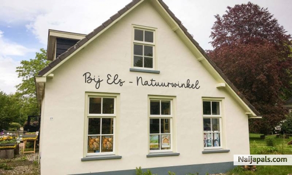 owner Natuur Winkel, Gouda - click for next photo