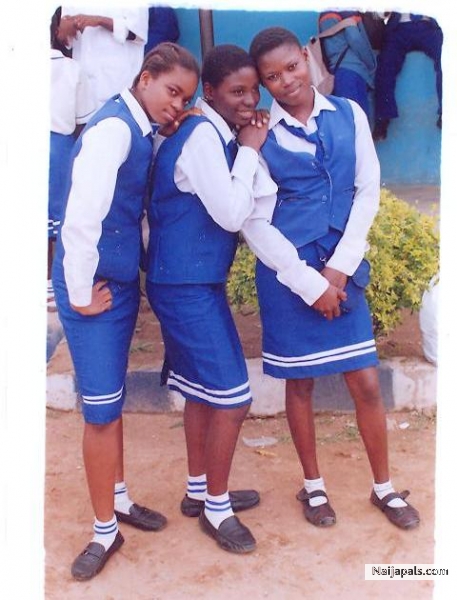 My younger sis @ the middle, pretty as ever - click for next photo