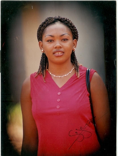 ATTRACTIVE LADY - click for next photo