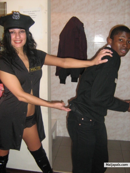 Me n Police Woman ooo...Oga Police..Wetin be dis ooooo - click for next photo