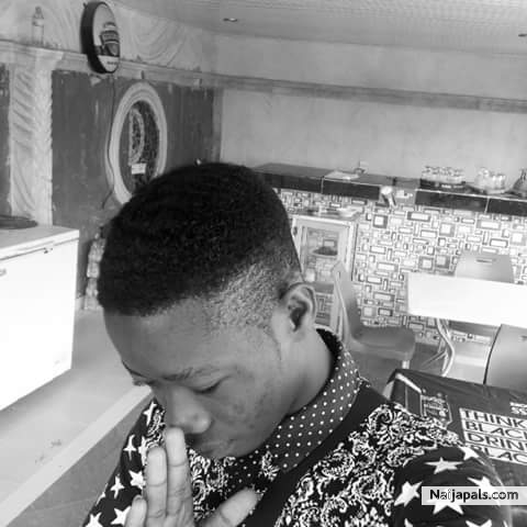 Delbee J pose at Dammyland Royal Hotel - click for next photo