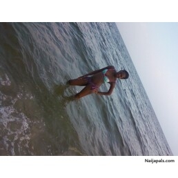 Nigerian girl at the beach. - click for next photo