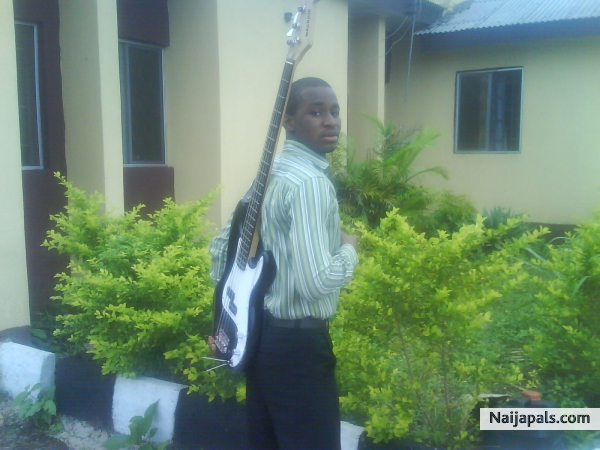 Moi et ma bass guitre - click for next photo