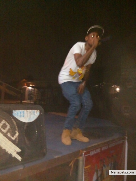Nathan performing I dey reason ur matter on stage - click for next photo