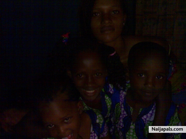 New yr day 2009,My elder sis mercy, christosher my little broda and blessing my little best sis worldwide and my niece naomi. - click for next photo