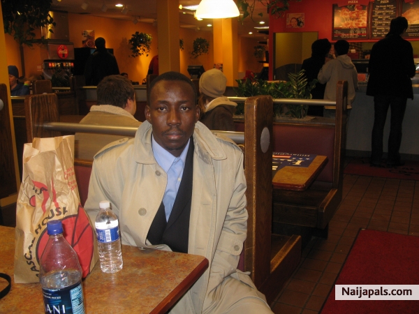 In an eatery, after Sen. Hillary Clinton Campaign rally in Cleveland, Ohio during her pres. nomination under Democratic party with Barack Obama. - click for next photo
