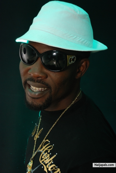 MALEKE THE ENTERTAINER AND COMENDIAN - click for next photo