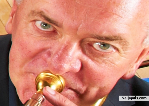 This is me blowing the trumpet ynahmeen??!? ; ) - click for next photo