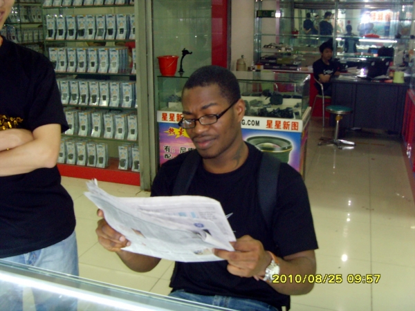 READING DA NEWZ.. WHO KNOWS WAT~ - click for next photo