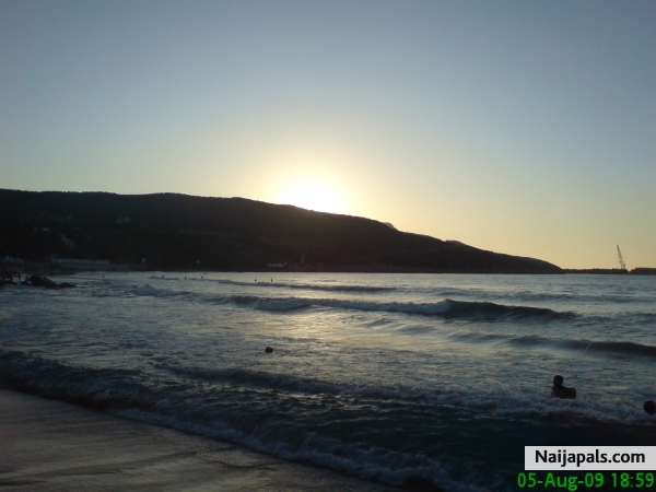 beach-algeria - click for next photo