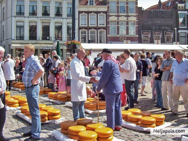 cheese market organized by gemeente 2804MD after agreements gemeente gouda! - click for next photo