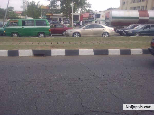 Uneding queue in Abuja-FCT filling stations over fuel scarcity - click for next photo