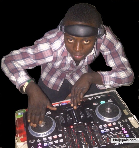 Mixing da beats - click for next photo