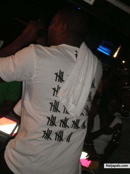 EEDRIS KILLIN THEM ON STAGE - click for next photo