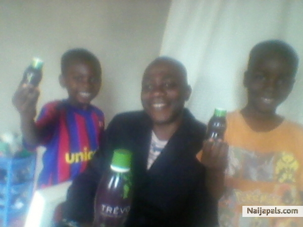 Enjoying Tre'vo with Family members - click for next photo